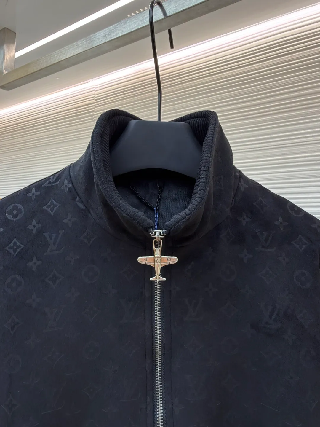 LOUIS VUITTON full-print dark pattern jacket ●Original version: purchased and developed by 36599 ●Item number: 1680959-C20 ●Fabric: suede fabric ●Technology: embossed production ●Version: fitted version ●Weight: about 1155 grams ●Size: 46-48-50-52 ●Description: 100% genuine leather imported suede leather, custom molded and embossed logo. The inner collar and hem threads are made of genuine leather, non-knitted threads, and the upper body is high-end fashion. The overall wiring is straight and delicate, the fabric is comfortable and soft, and the color is consistent without color difference. It can be matched with the same style to create a fashionable look and control various occasions. Customized accessories, complete with three standards, same style for men and women!